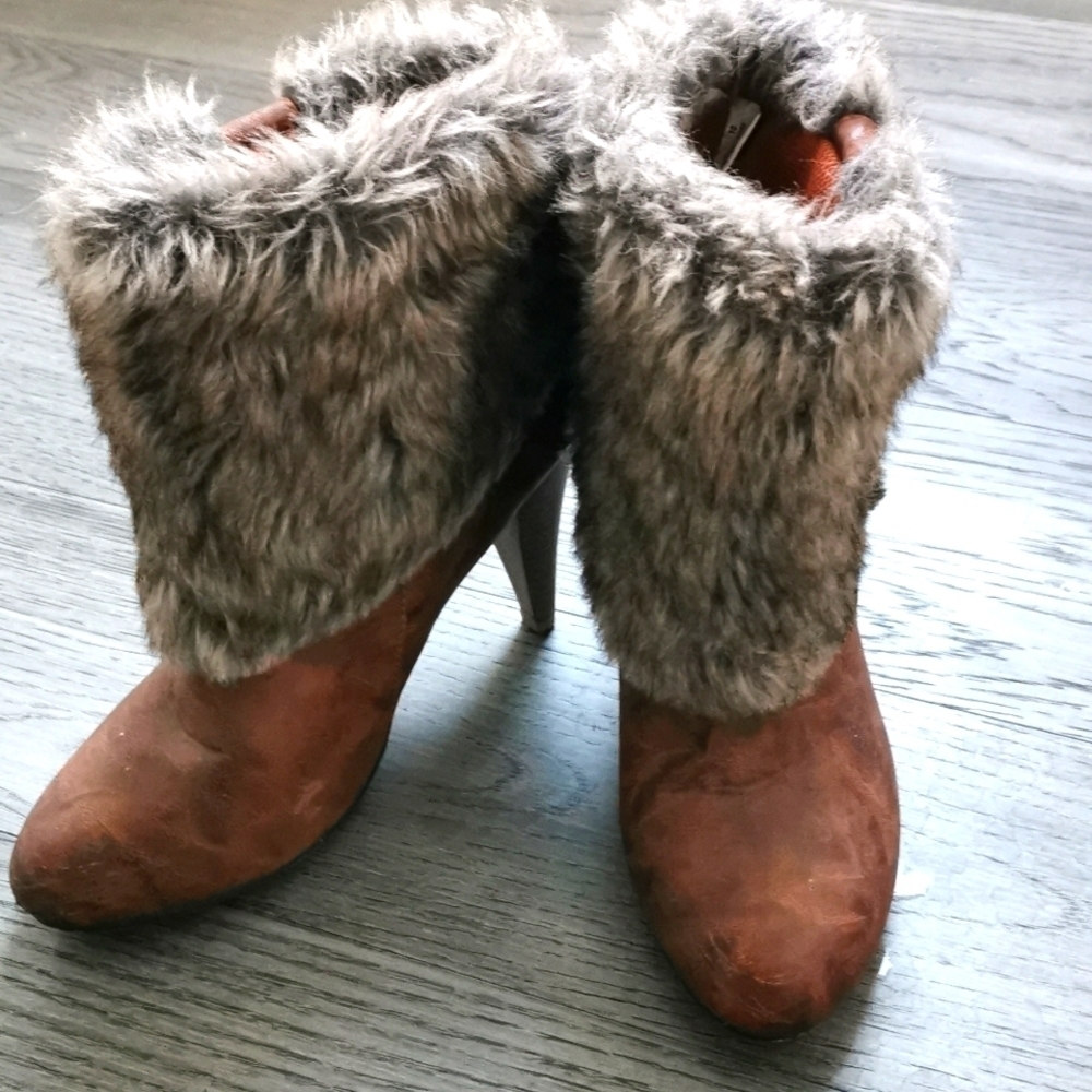 Bluecrush mobwife brown bootie with faux fur. Size 10. EUC